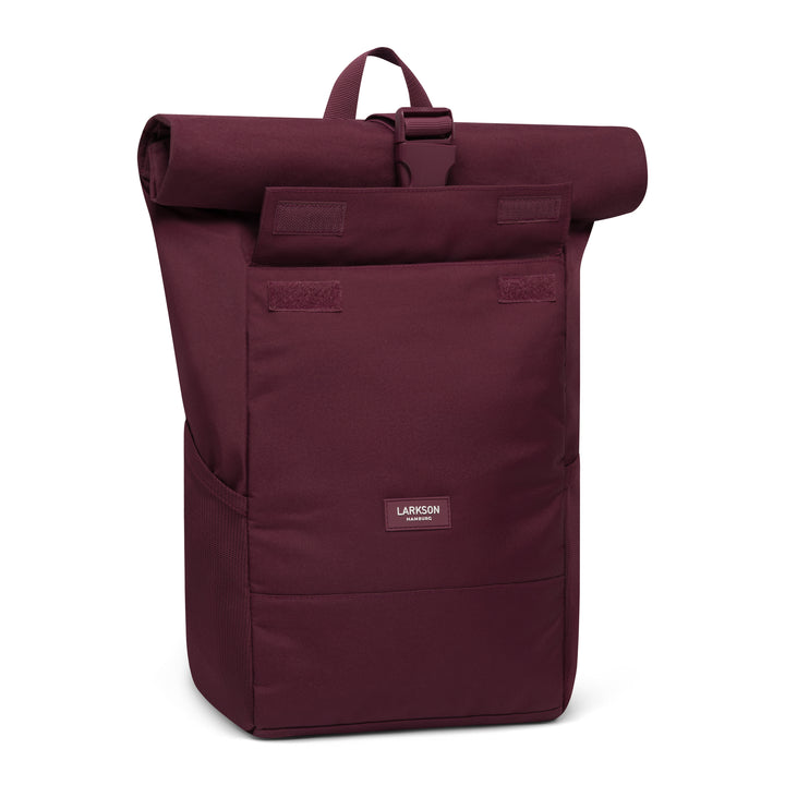 Rolltop Rucksack No 4 von LARKSON in dunkler Beerentönung mit robustem Verschluss und Fronttasche
