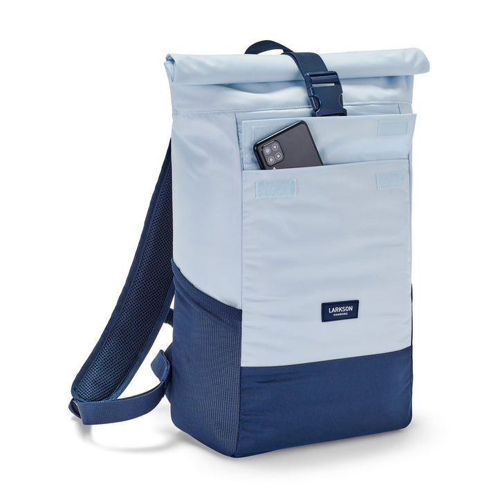 Rolltop Rucksack No 4 von LARKSON in hellblau und dunkelblau mit Smartphone in äußerer Tasche