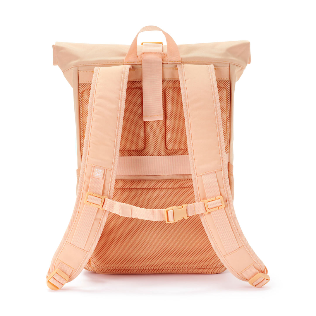Rückseite des Rolltop Rucksack No 4 von Larkson in hellem Pfirsich mit gepolsterten und verstellbaren Schultergurten und atmungsaktivem Rückenpolster