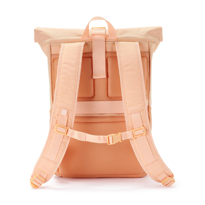 Rückseite des Rolltop Rucksack No 4 von Larkson in hellem Pfirsich mit gepolsterten und verstellbaren Schultergurten und atmungsaktivem Rückenpolster