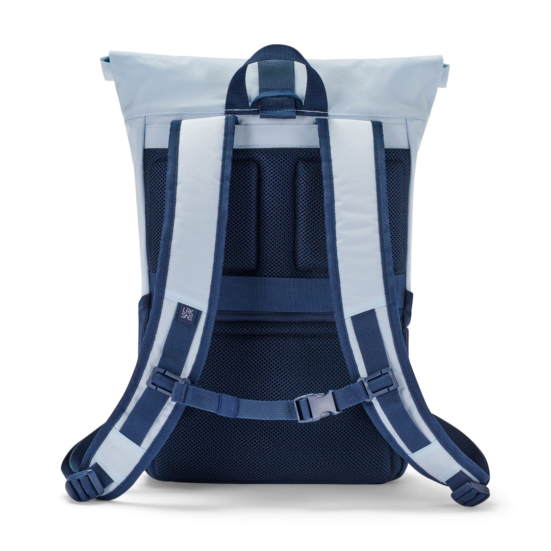 Rolltop Rucksack No 4 von Larkson, ergonomischer weiß-blauer Rucksack mit gepolsterten Trägern und Rückenbereich