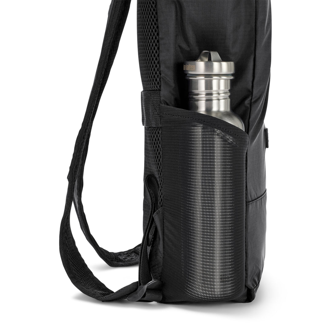 Schwarzer faltbarer Rolltop Rucksack Arne mit seitlicher Netztasche und darin Metall-Wasserflasche