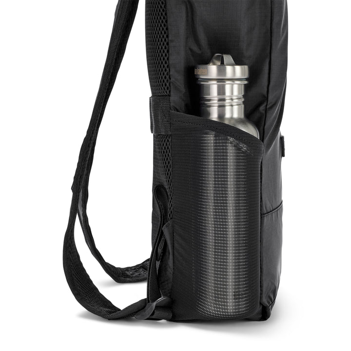 Schwarzer faltbarer Rolltop Rucksack Arne mit seitlicher Netztasche und darin Metall-Wasserflasche