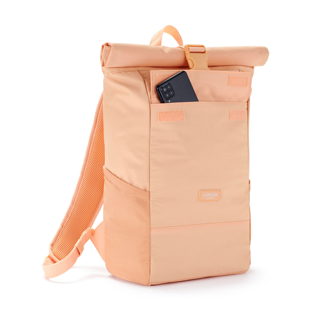 Peachfarbener Rolltop Rucksack No 4 von LARKSON mit Vorderfach, darin ein Smartphone
