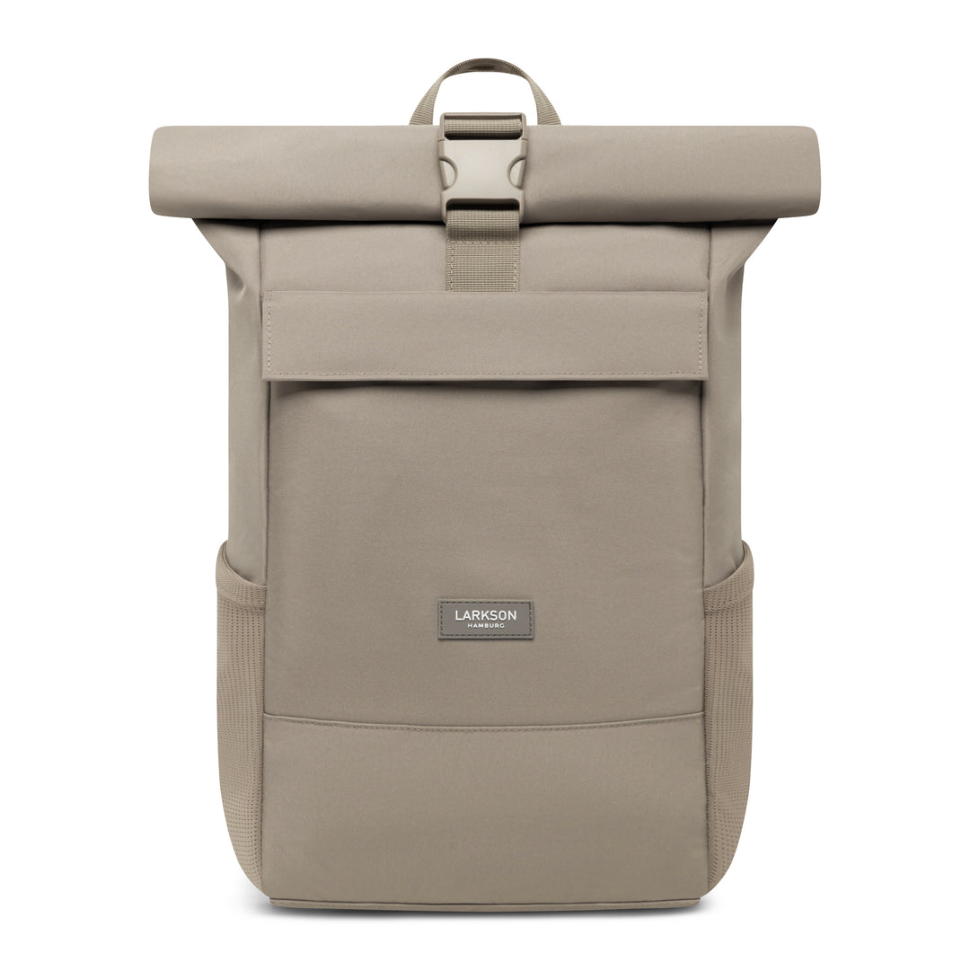 Rolltop Rucksack No 4 von LARKSON in gravelfarben, rechteckig mit Fronttasche und seitlichen Netzfächern