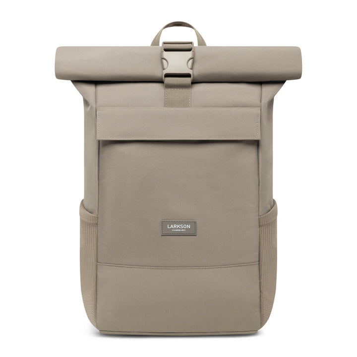 Rolltop Rucksack No 4 von LARKSON in gravelfarben, rechteckig mit Fronttasche und seitlichen Netzfächern