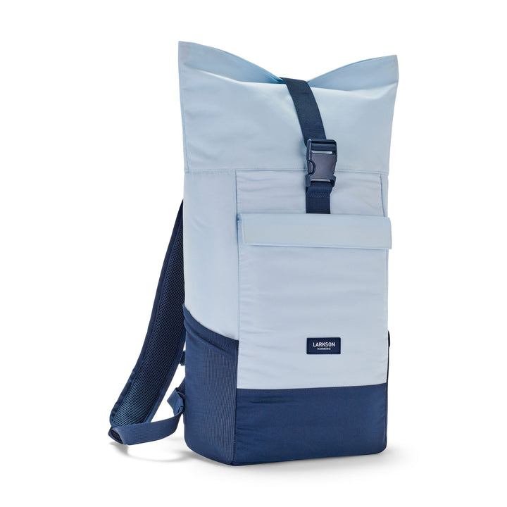 LARKSON Rolltop Rucksack No 4 in hellgrau und dunkelblau, mit Fronttasche und schwarzem Verschlussriemen