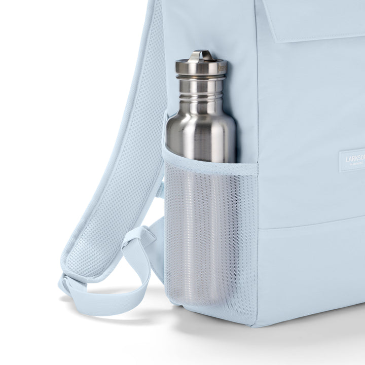 Hellblauer Rolltop Rucksack No 4 von Larkson mit silberner Trinkflasche in seitlicher Netzaußentasche