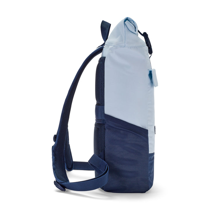 Rolltop Rucksack No 4 von Larkson, Seitenansicht in Hellblau mit dunkelblauen gepolsterten Trägern und Netzmaterial am Rücken