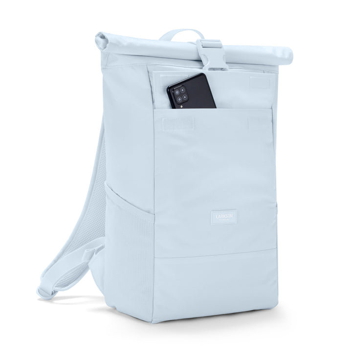 Moderner rollbarer Larkson-Rucksack No 4 in Weiß mit aufgesetzter Fronttasche und Smartphone