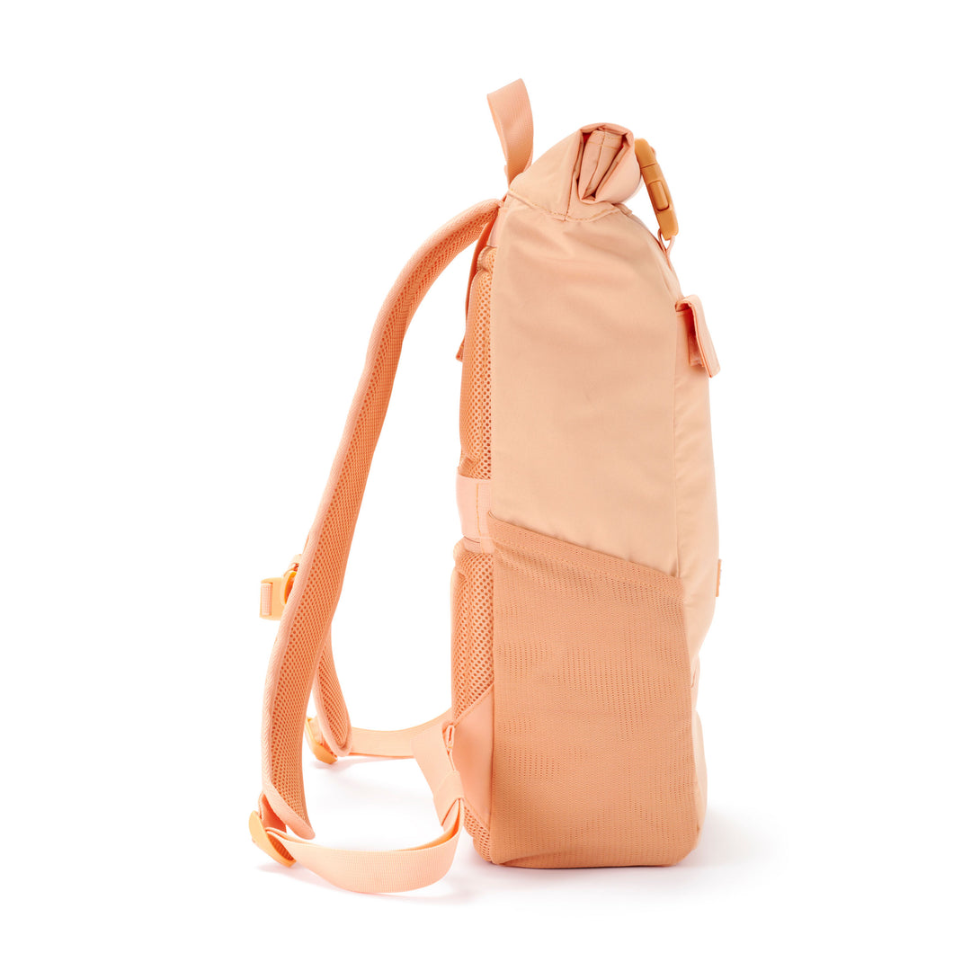 LARKSON Rolltop Rucksack No 4 in pfirsichfarben, seitliche Ansicht mit Netzseitentaschen und Polsterungen