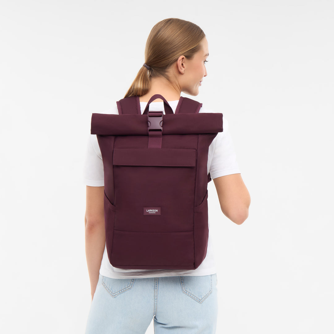 Modell mit Rolltop Rucksack No 4 von LARKSON in Beerenton, Rückansicht