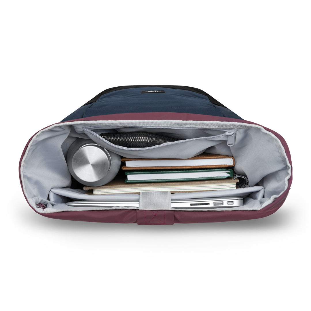 Rolltop Rucksack No 4 von LARKSON in Blau und Beere, geöffnet mit Laptop, Büchern, Wasserflasche und Tasche innen