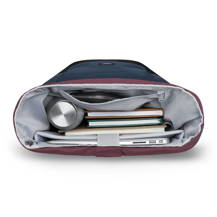 Rolltop Rucksack No 4 von LARKSON in Blau und Beere, geöffnet mit Laptop, Büchern, Wasserflasche und Tasche innen