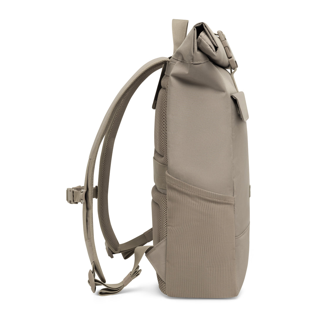Rolltop Rucksack No 4 in grauem Gravel-Ton mit gepolsterten Schultergurten und seitlicher Netztasche