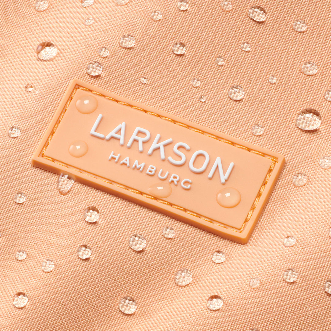 Nahaufnahme des wasserabweisenden Stoffes mit 'LARKSON HAMBURG' Logo auf Fahrradrucksack Tammo