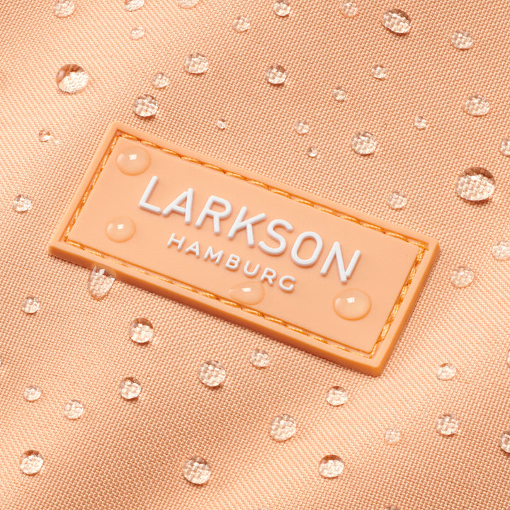 Nahaufnahme des wasserabweisenden Stoffes mit 'LARKSON HAMBURG' Logo auf Fahrradrucksack Tammo