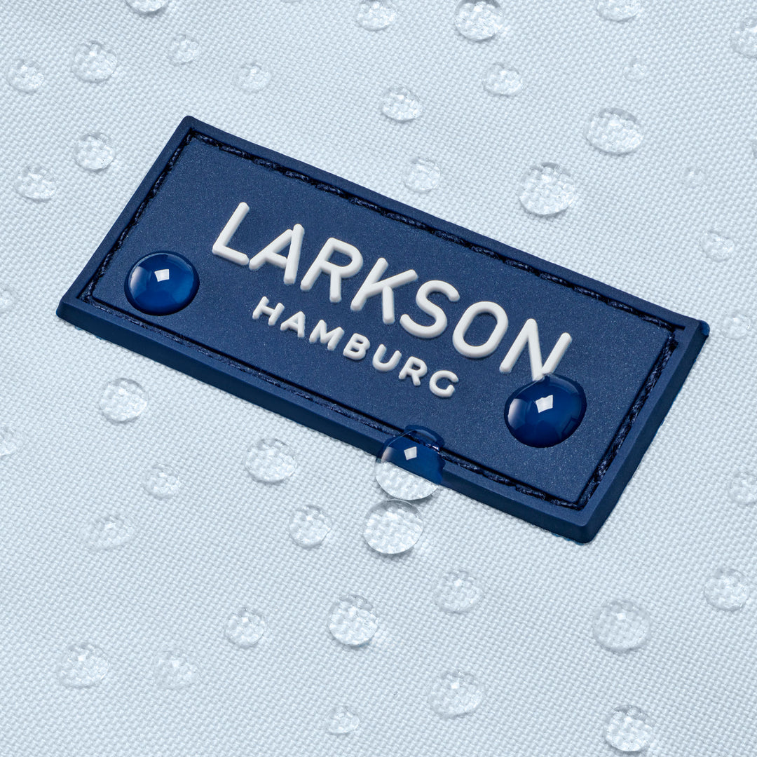 Blaues Larkson-Hamburg-Logo auf wasserabweisendem Stoff mit Wassertropfen