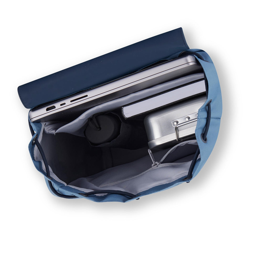 Blick in den blauen Rucksack Ida mit Laptop, Buch, Metallbox und Wasserflasche