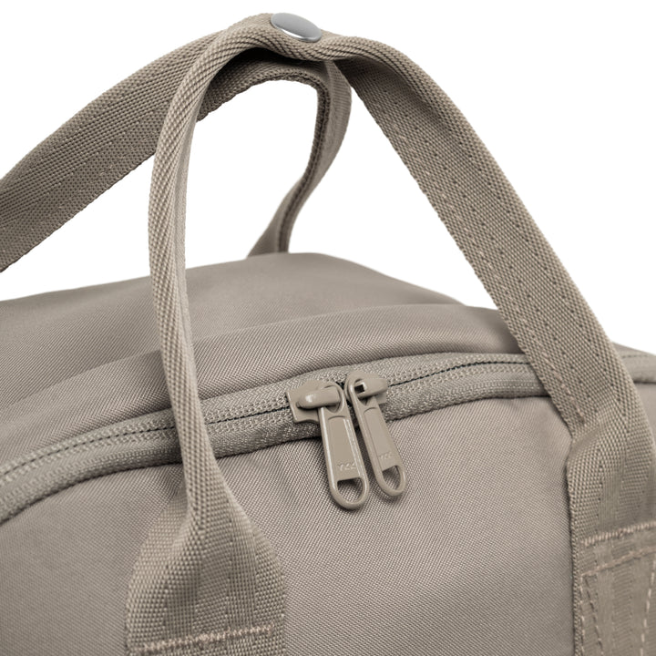 Nahaufnahme des hellgrauen Rucksack No 6 von LARKSON mit zwei Reißverschlüssen und stabilen Tragegriffen