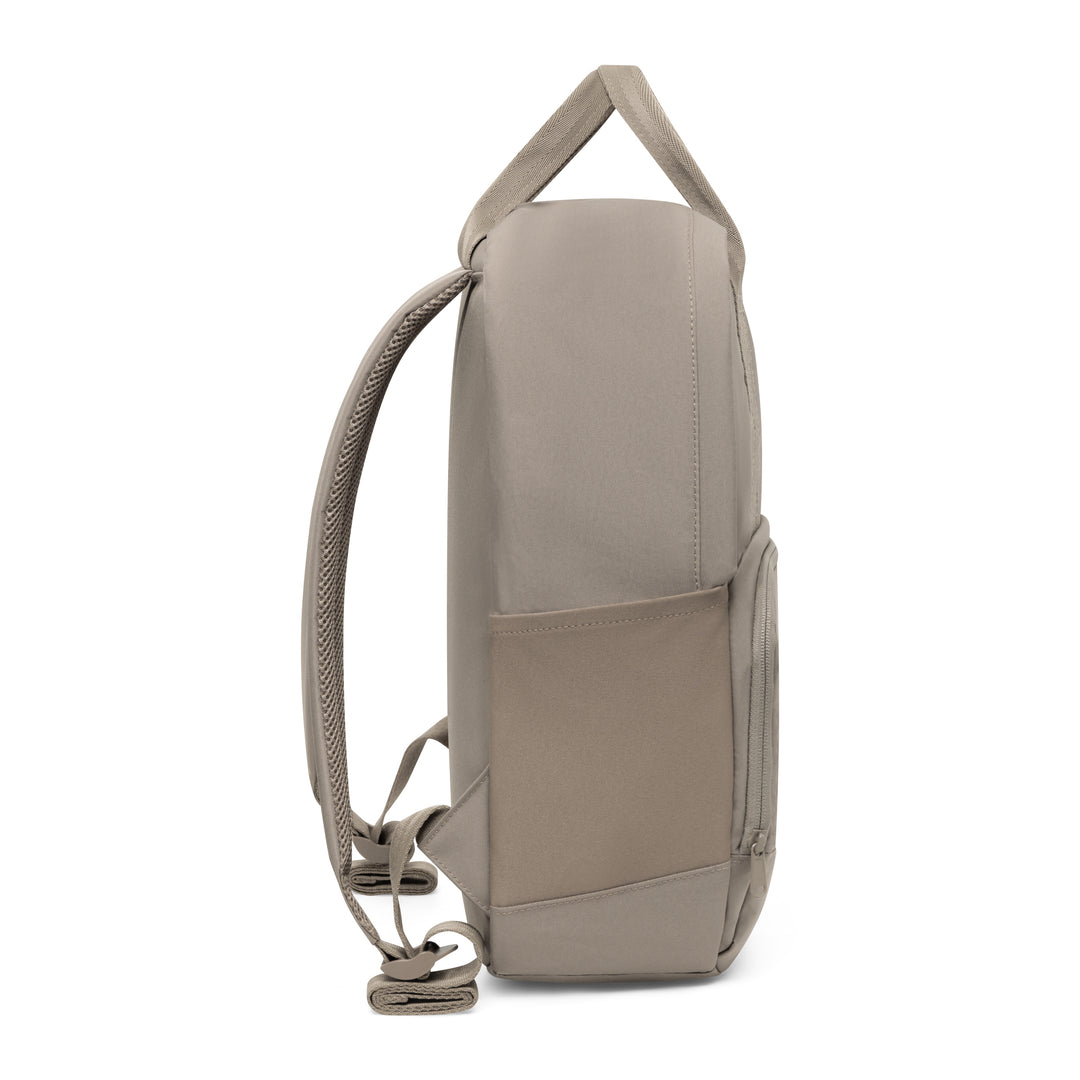 Seitliche Ansicht des hellbraunen Rucksack No 6 von LARKSON mit Netz-Schulterriemen und seitlicher Tasche