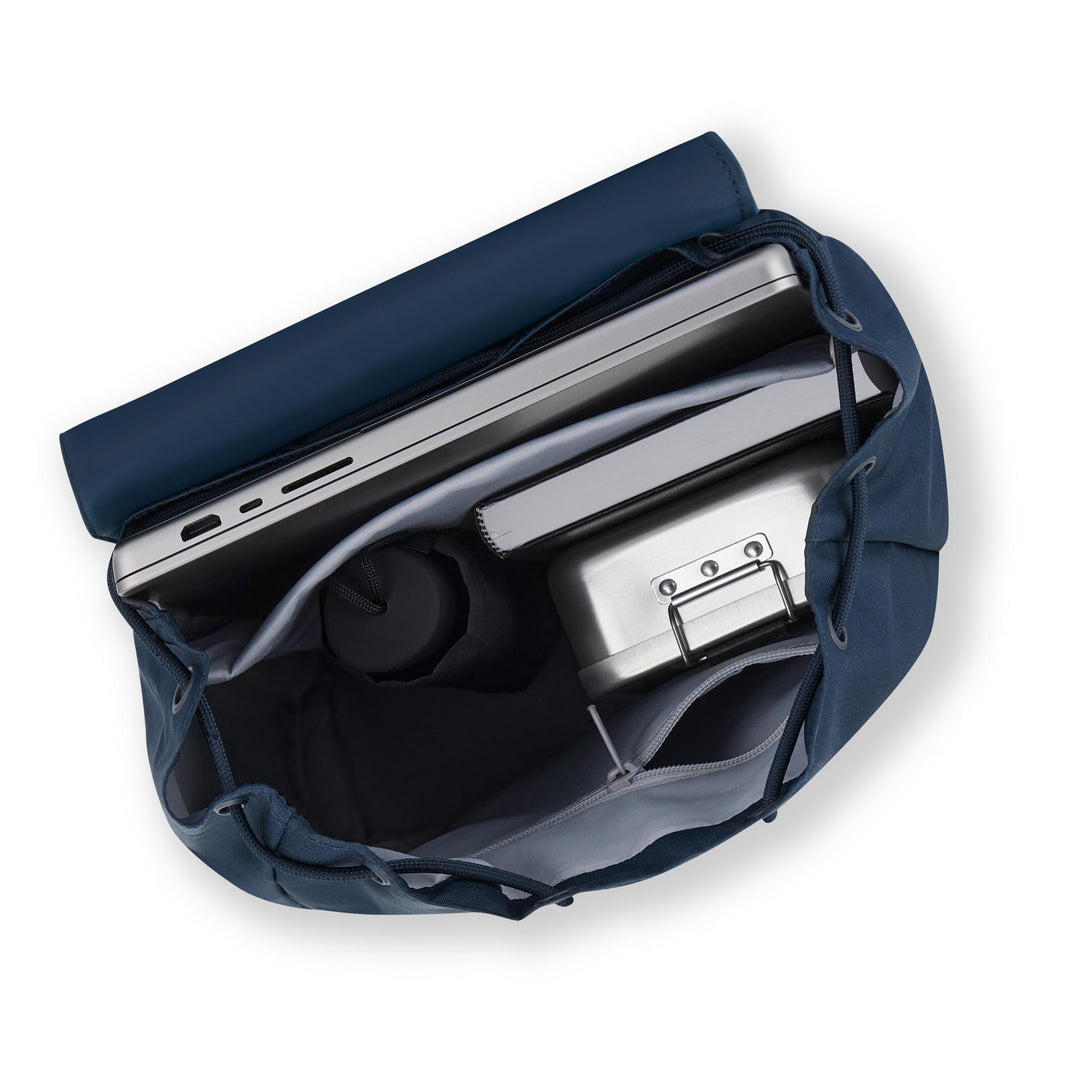 Blauer Rucksack Ida mit Laptop, Buch, Lunchbox und Flasche von oben geöffnet