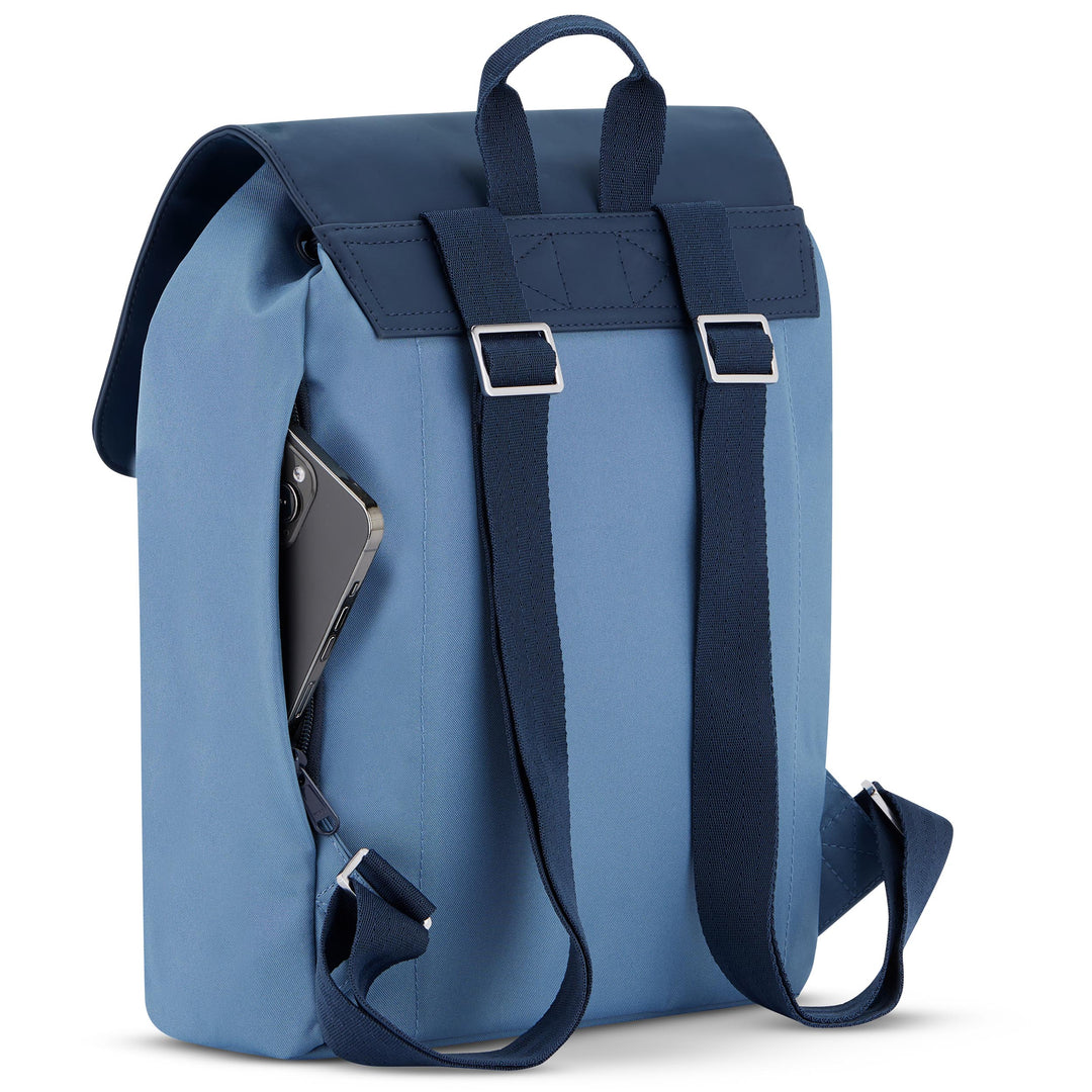 Blauer Rucksack Ida mit dunkelblauen Trägern und seitlicher Außentasche mit Smartphone