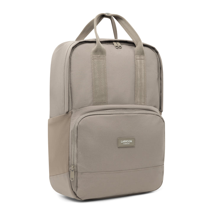 Beiger LARKSON Rucksack No 6 aus robustem Material mit Vorderfach und zwei Tragegriffen