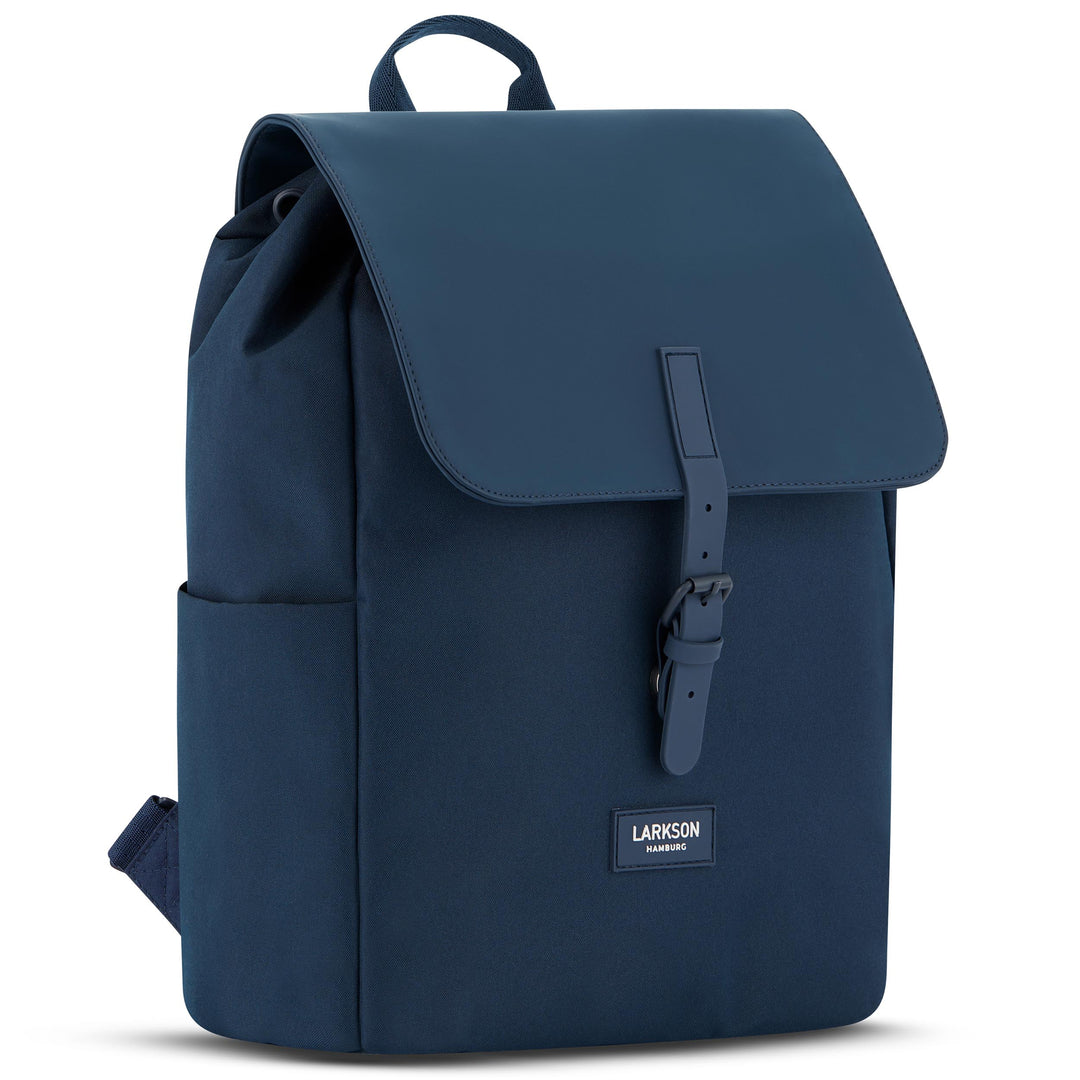 Damenrucksack Ida von LARKSON in Blau mit Klappe und Schnallenverschluss