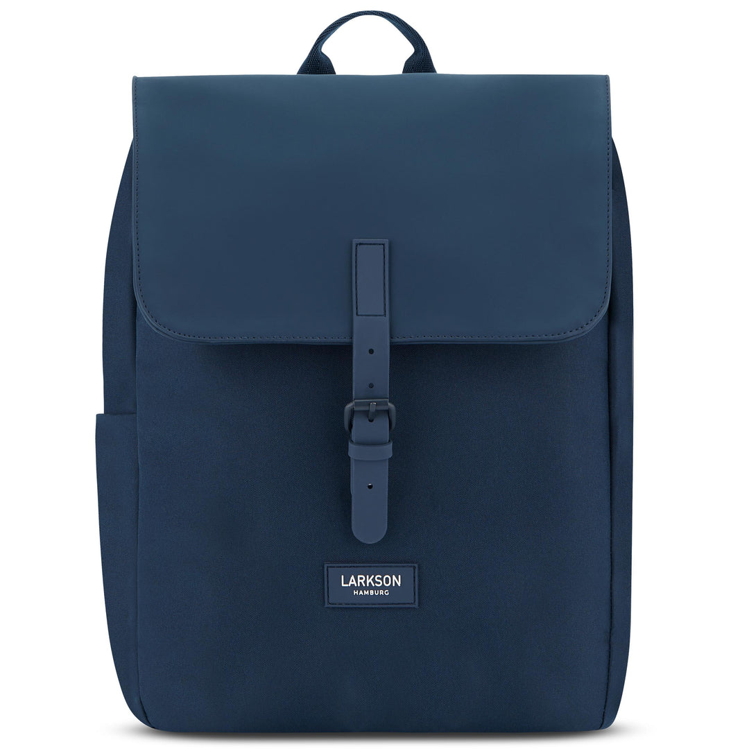 Dunkelblauer Damenrucksack Ida von LARKSON mit Klappe und Schnallenverschluss