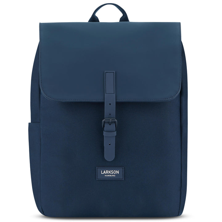 Dunkelblauer Damenrucksack Ida von LARKSON mit Klappe und Schnallenverschluss