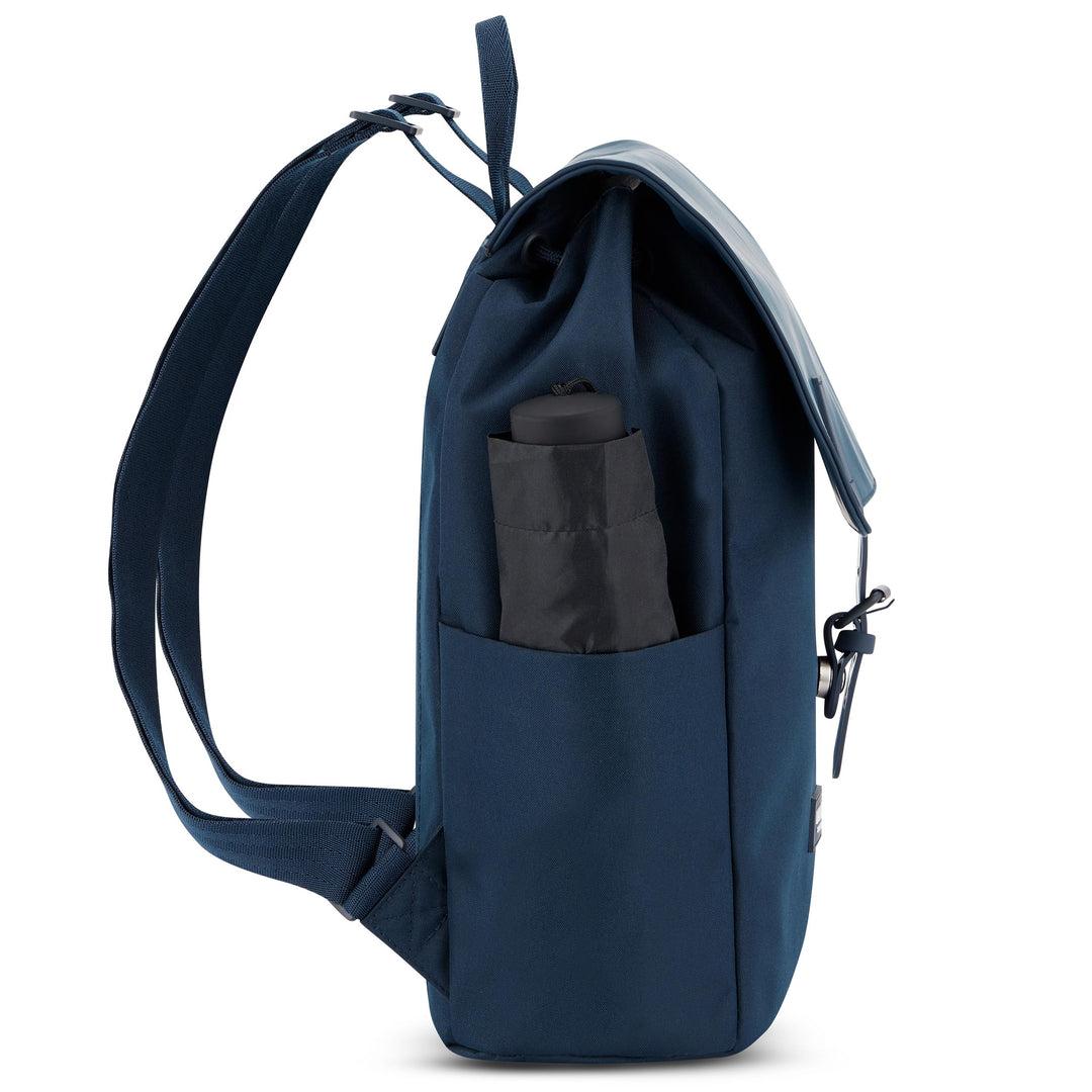 Blauer Rucksack Ida mit seitlicher Außentasche und schwarzem Regenschirm