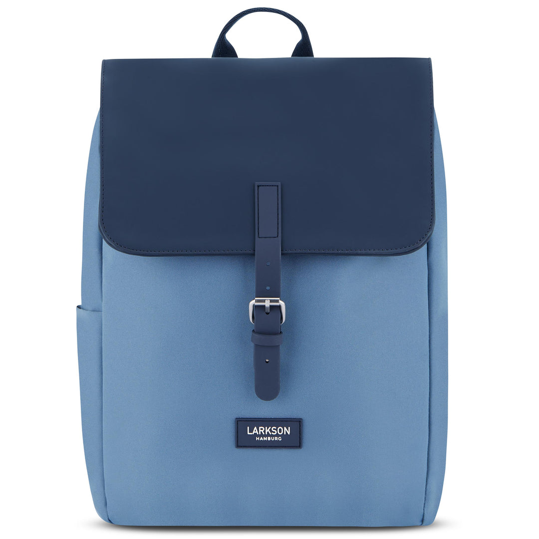 Blauer Damenrucksack Ida von Larkson mit dunkelblauem Klappverschluss und Schnalle