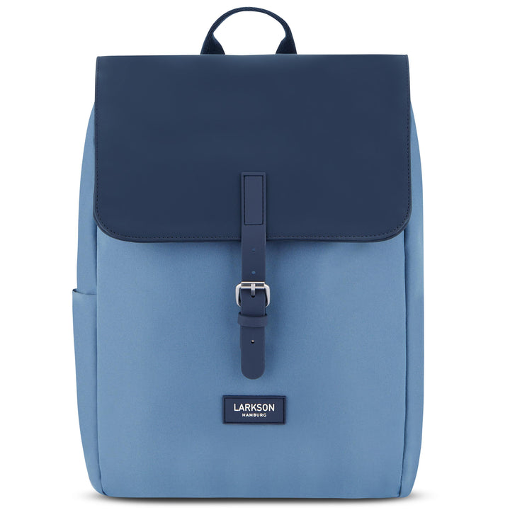 Blauer Damenrucksack Ida von Larkson mit dunkelblauem Klappverschluss und Schnalle