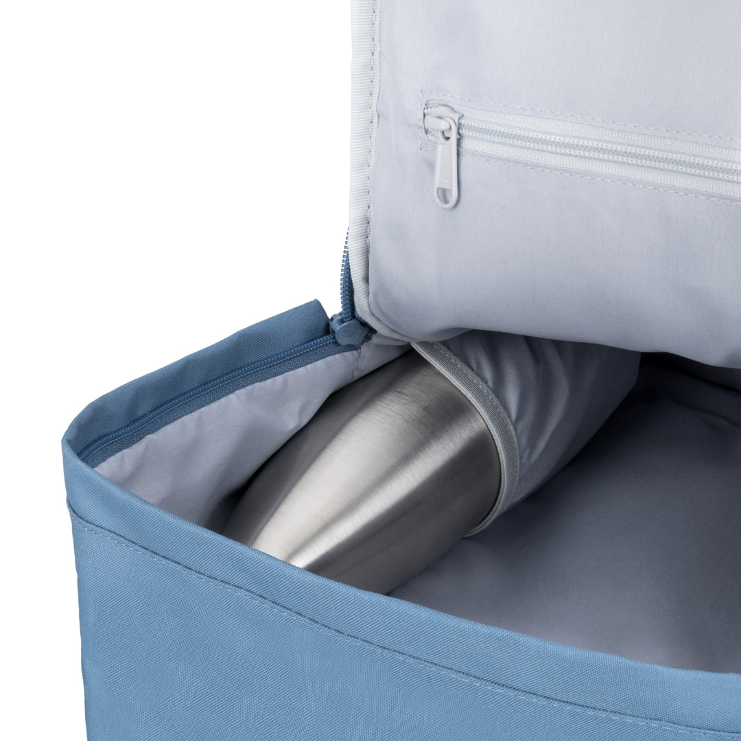 Blauer LARKSON Rucksack No 6 mit geöffnetem Innenfach und Stahflasche