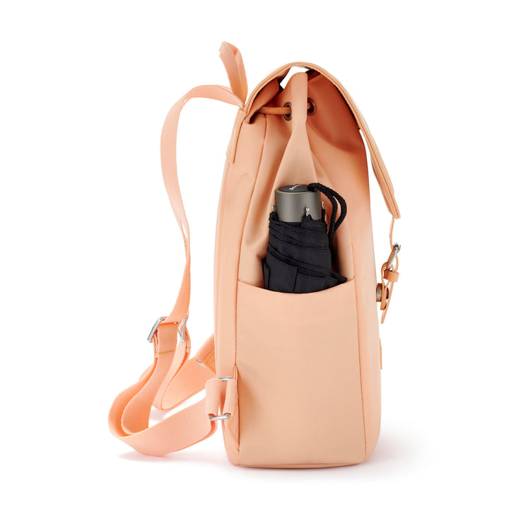 Seitliche Ansicht des peach-farbenen Rucksack Ida mit Taschenseitig eingefügtem, zusammengefaltetem schwarzen Regenschirm