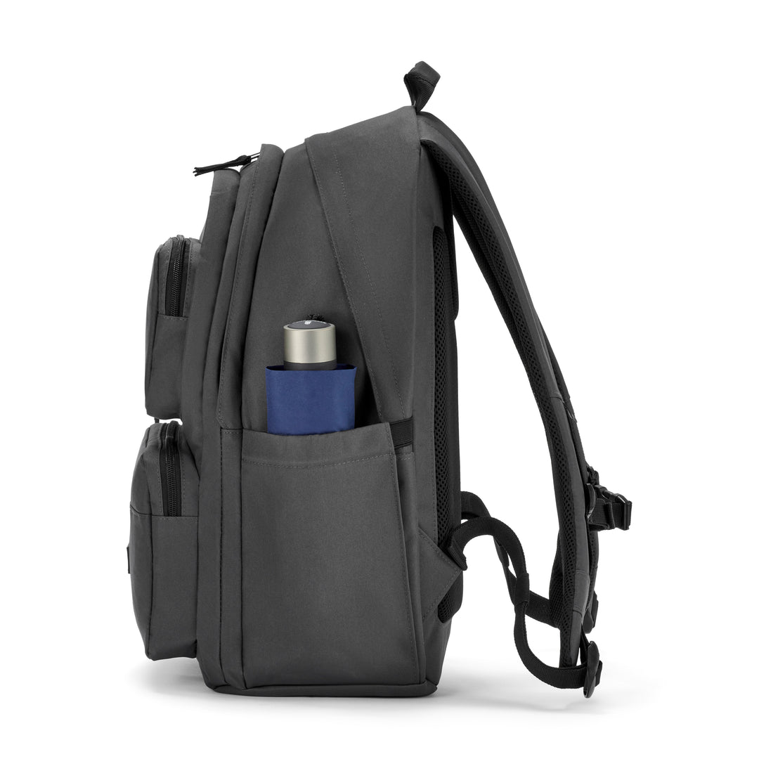 Anthrazitfarbener Rucksack No 3 Advanced mit mehreren Reißverschlussfächern und seitlicher Tasche mit blauer Flasche