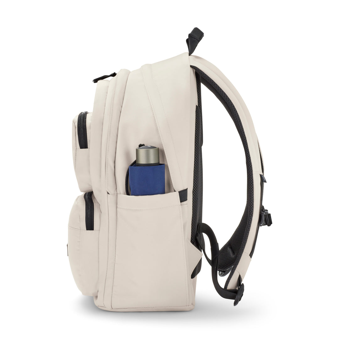 Sandfarbener Rucksack No 3 Advanced mit zwei Fronttaschen und seitlicher Tasche mit blauer Trinkflasche