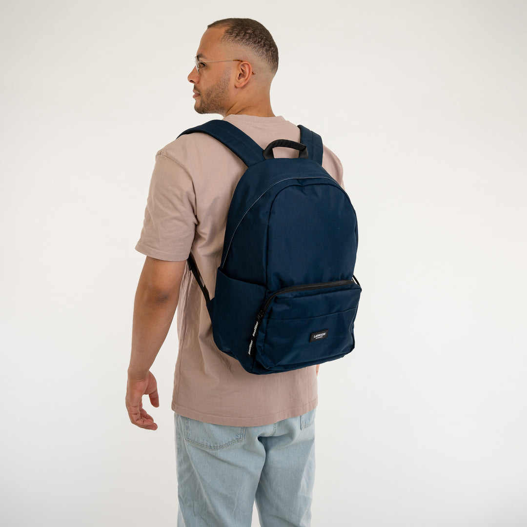 Mann trägt blauen ‚Rucksack No 3‘ von Larkson, Sicht von hinten