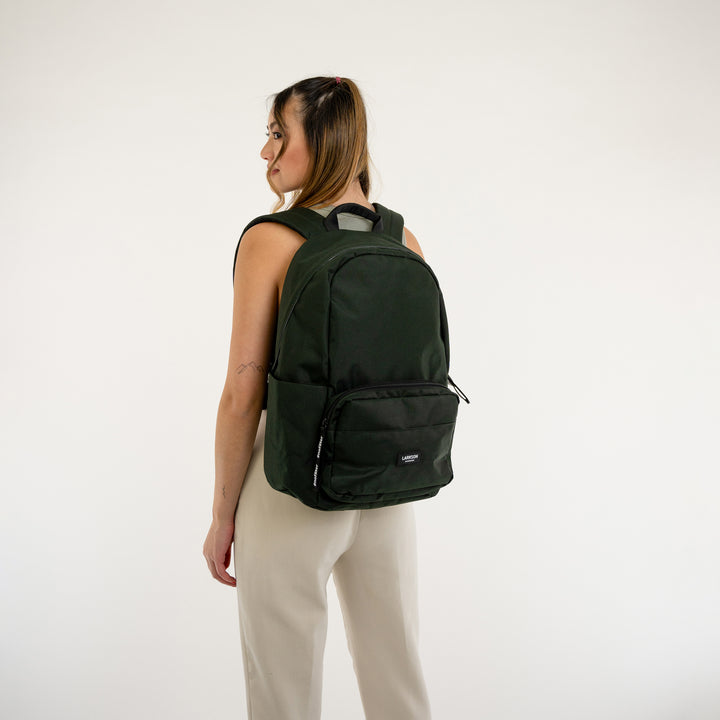 Dunkelgrüner LARKSON Rucksack No 3 mit gepolstertem Rücken und Vordertasche, getragen von Mädchen