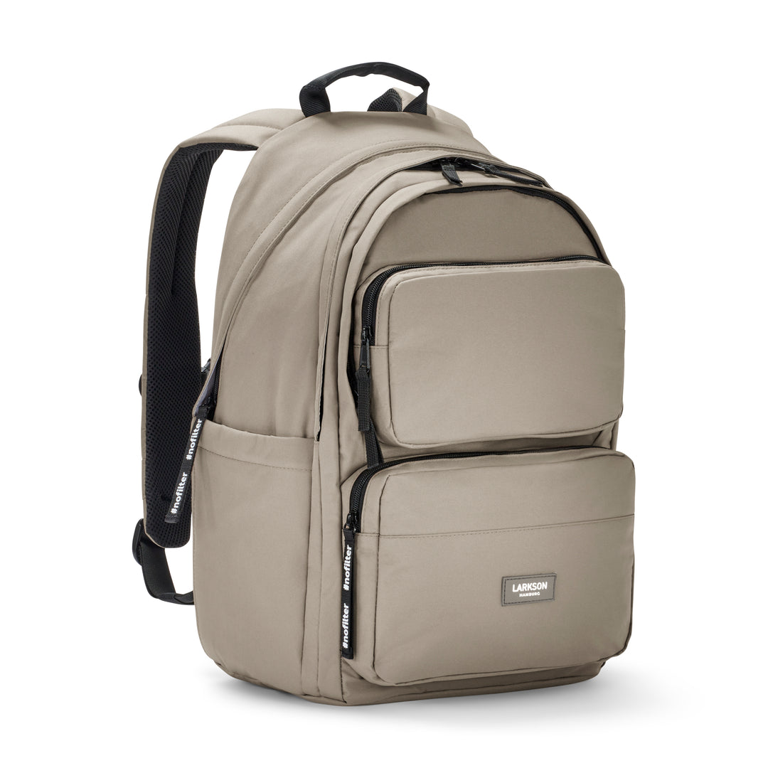 LARKSON Rucksack No 3 Advanced in gravel-beige mit mehreren Reißverschlusstaschen und gepolsterten Schultergurten