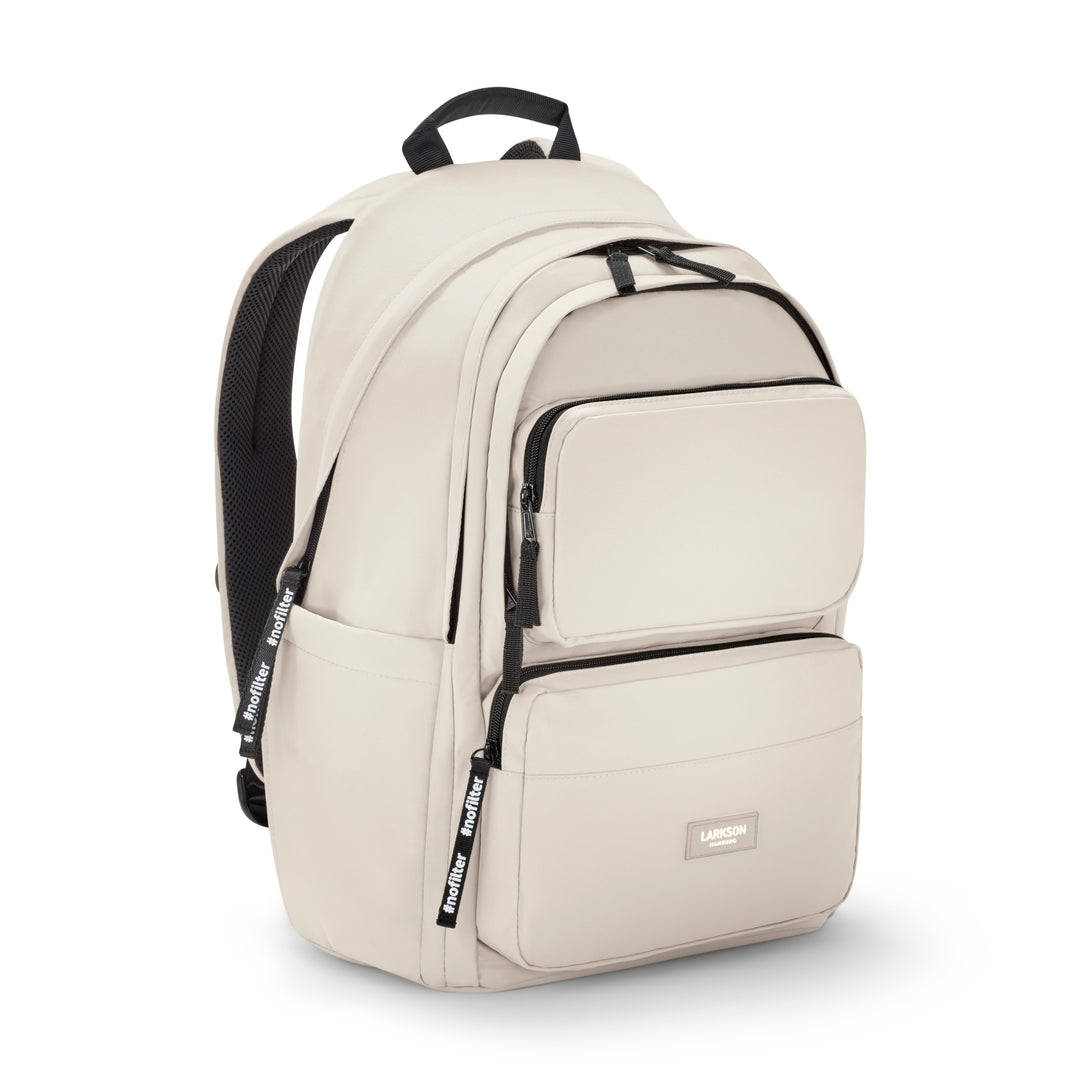Heller sandfarbener Rucksack No 3 Advanced mit mehreren Fächern und schwarzen Reißverschlüssen von LARKSON