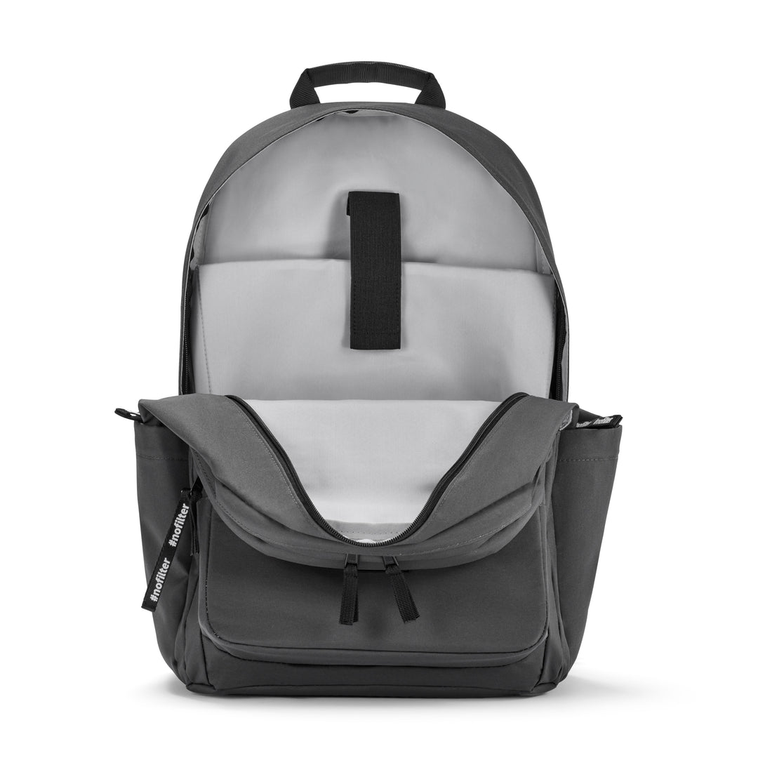 Anthrazitfarbener Rucksack No 3 Advanced der Marke LARKSON mit geöffnetem Hauptfach und Organisationsfach