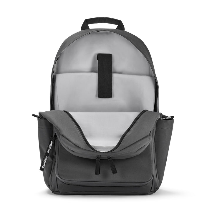 Anthrazitfarbener Rucksack No 3 Advanced der Marke LARKSON mit geöffnetem Hauptfach und Organisationsfach