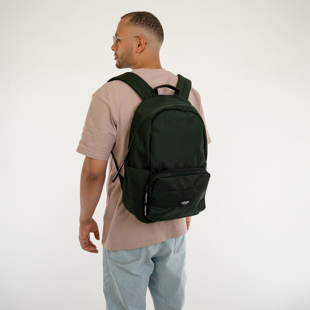Jugendlicher trägt dunkelgrünen LARKSON Schulrucksack No 3 mit vorderer Reißverschlusstasche