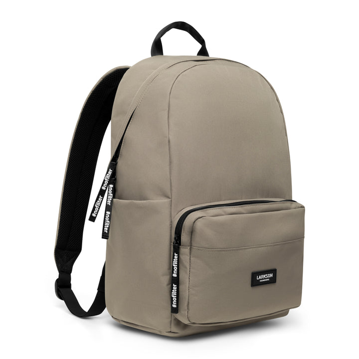 Beiger Rucksack No 3 von LARKSON mit zwei Fronttaschen und schwarzen Reißverschlusslaschen