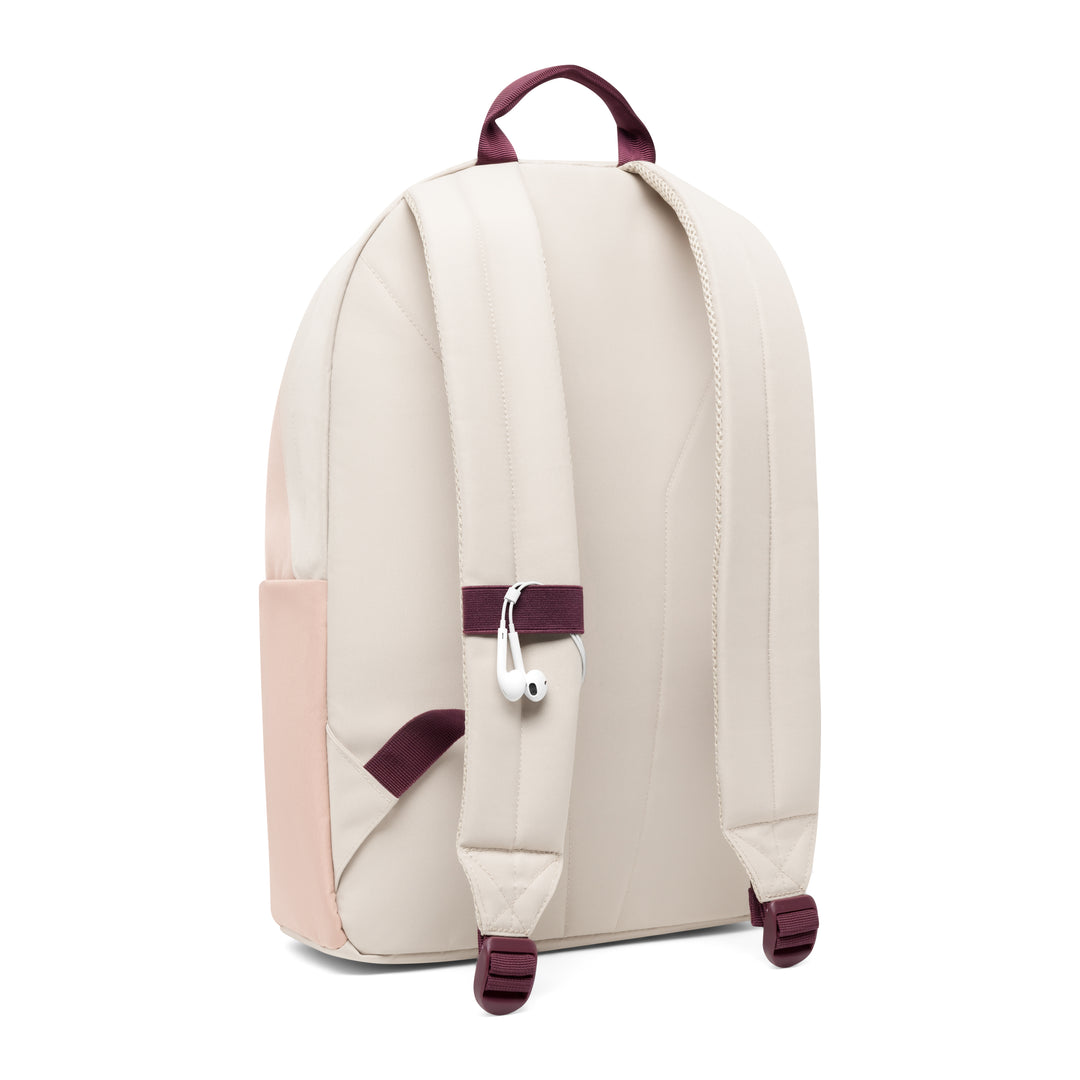 Rucksack No 3 von LARKSON in Sand- und Rosatönen, Rückseite mit gepolsterten Trägern und Ohrhörerschlaufe