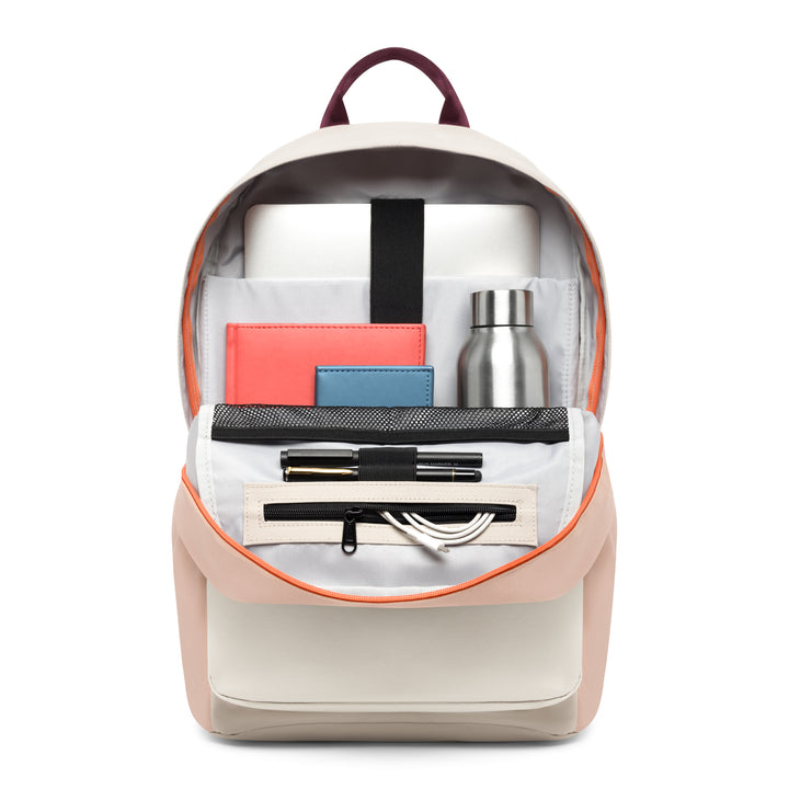 LARKSON Rucksack No 3 in hellen Farben, offen mit Laptop, Notizbüchern, Trinkflasche, Stiften und Kabel organisiert