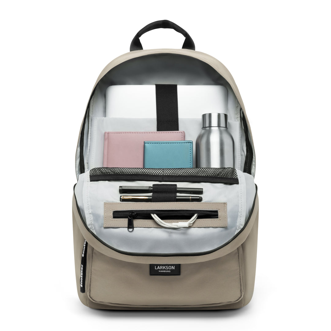 Beiger LARKSON Rucksack No 3 mit offenem Hauptfach gefüllt mit Laptop, zwei Notizbüchern, Trinkflasche und Stiften