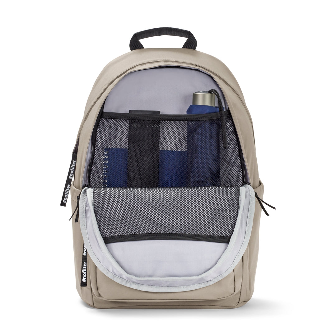 Hellbeiger Rucksack No 3 Advanced mit geöffnetem Frontfach und organisiertem Innenraum mit Notizbuch und Trinkflasche